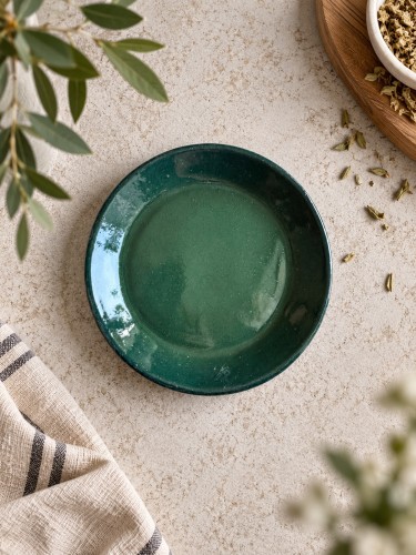 Zielonomorski, ręcznie wykonany talerzyk ceramiczny o średnicy 13 cm. Spodek ma charakterystyczne dla ceramiki handmade przejścia zielonych i morskich odcieni oraz został zaprojektowany jako uzupełnienie filiżanek Gaja Arte o pojemności 200 ml.