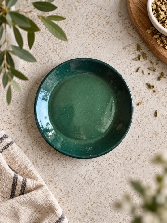 Zielonomorski, ręcznie wykonany talerzyk ceramiczny o średnicy 13 cm. Spodek ma charakterystyczne dla ceramiki handmade przejścia zielonych i morskich odcieni oraz został zaprojektowany jako uzupełnienie filiżanek Gaja Arte o pojemności 200 ml.