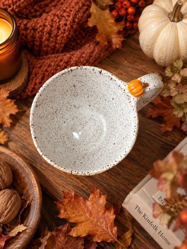 Filiżanka ceramiczna 200 ml Stracciatella z dynią przy uchu – ręcznie wykonana jesienna filiżanka handmade z kolekcji Jesienne Opowieści Gaja Arte.