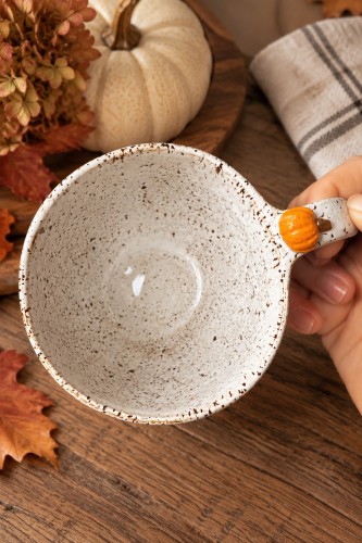 Filiżanka ceramiczna 300 ml Stracciatella z dynią przy uchu – ręcznie wykonana jesienna filiżanka handmade z kolekcji Jesienne Opowieści Gaja Arte.