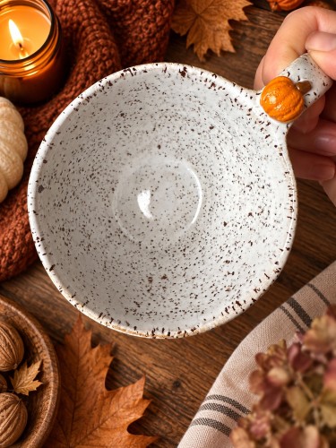 Kubek 400 ml stracciatella z dynią przy Kubek ceramiczny 400 ml Stracciatella z dynią przy uchu – ręcznie wykonany jesienny kubek handmade z kolekcji Jesienne Opowieści Gaja Arte.