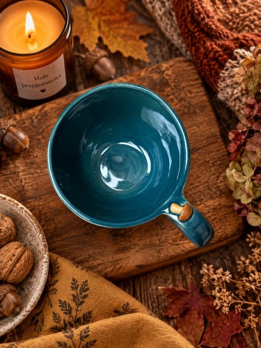 Filiżanka ceramiczna 300 ml morska z grzybkiem przy uchu – ręcznie wykonana jesienna filiżanka handmade z kolekcji Jesienne Opowieści Gaja Arte.
