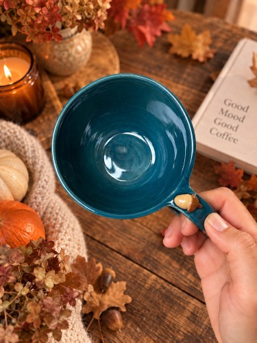 Filiżanka ceramiczna 300 ml morska z żołędziem przy uchu – ręcznie wykonana jesienna filiżanka handmade z kolekcji Jesienne Opowieści Gaja Arte.