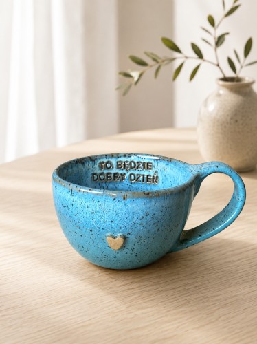 Personalizowany napis na filiżance lub kubku ceramicznym – dodatek do ręcznie wykonywanej ceramiki Gaja Arte.