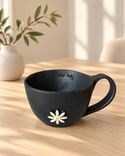 Filiżanka 300 ml czarna z kwiatem uśmiechnij się.jpg