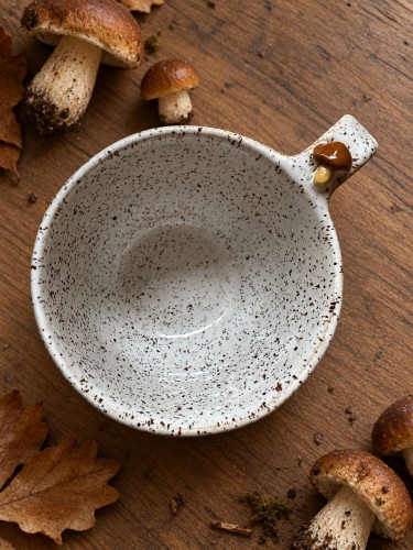 Filiżanka ceramiczna 300 ml Stracciatella z grzybkiem przy uchu – ręcznie wykonana jesienna filiżanka handmade Gaja Arte.