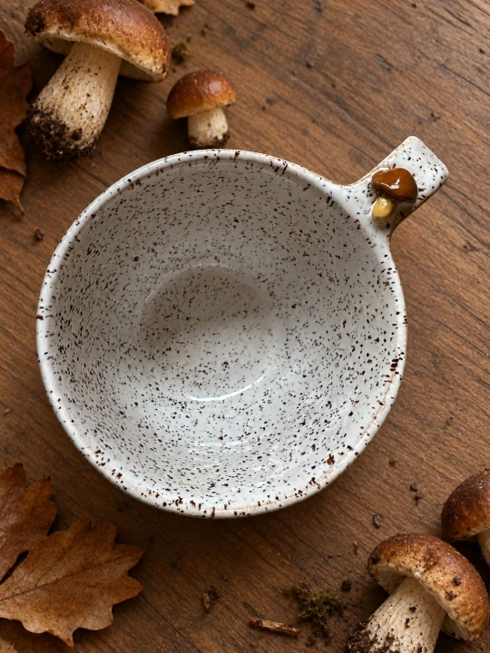 Filiżanka ceramiczna 300 ml Stracciatella z grzybkiem przy uchu – ręcznie wykonana jesienna filiżanka handmade Gaja Arte.