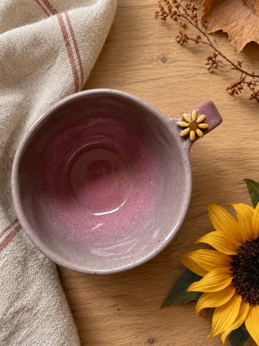 Filiżanka ceramiczna 300 ml szaro-różowa ze słonecznikiem przy uchu – ręcznie wykonana filiżanka handmade Gaja Arte.