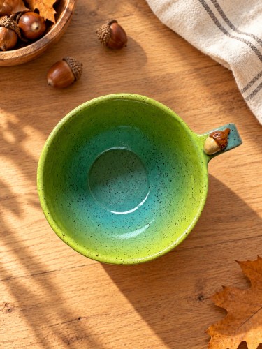 Filiżanka ceramiczna 300 ml limonkowo-turkusowa z żołędziem przy uchu – ręcznie wykonana jesienna filiżanka handmade Gaja Arte.