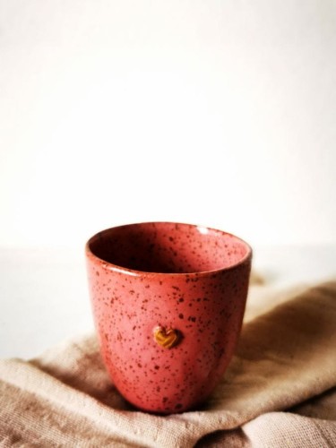 czarka 150ml różowo-malinowa ze złotym serduszkiem (1).jpg