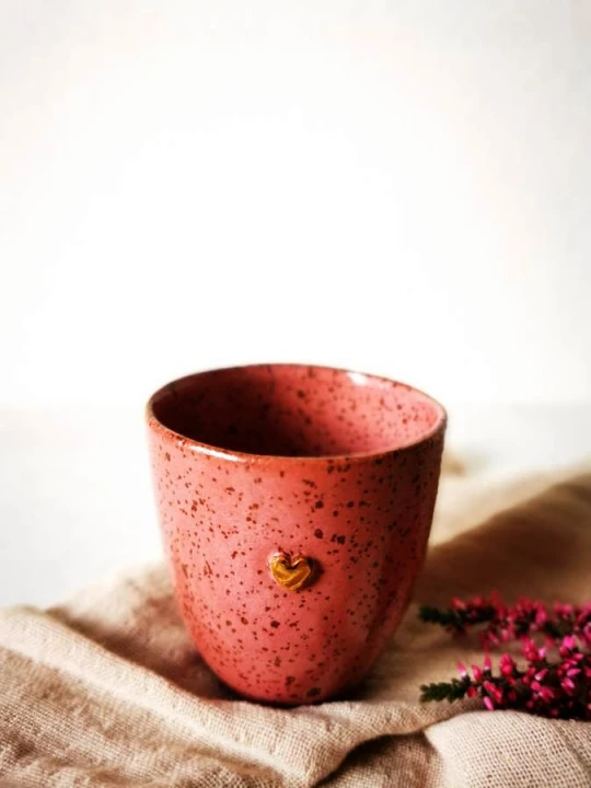 czarka 150ml różowo-malinowa ze złotym serduszkiem (2).jpg