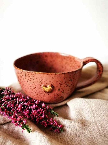 filiżanka 300ml różowo-malinowa ze złotym serduszkiem (1).jpg