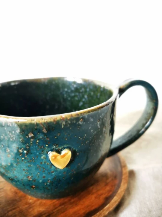 kubek 400ml zieleń butelkowa i morski ze złotym serduszkiem (2).jpg