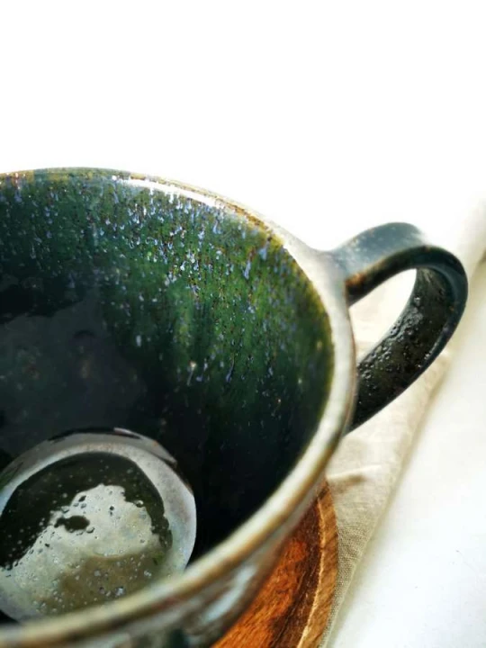 kubek 400ml zieleń butelkowa i morski ze złotym serduszkiem (3).jpg