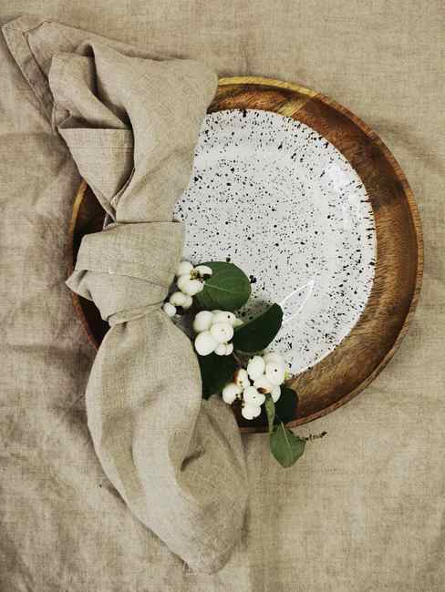 Detal talerzyka ceramicznego 16 cm Stracciatella – nakrapiane szkliwo handmade