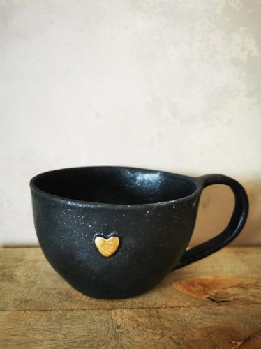 filiżanka czarna ze złotym sercem (1).jpg
