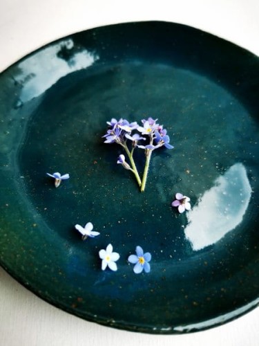 Ceramiczny talerzyk spodek 16 cm w kolorze morskim handmade, widok pod kątem