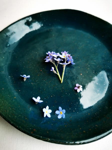 Ceramiczny talerzyk spodek 16 cm w kolorze morskim handmade, widok pod kątem