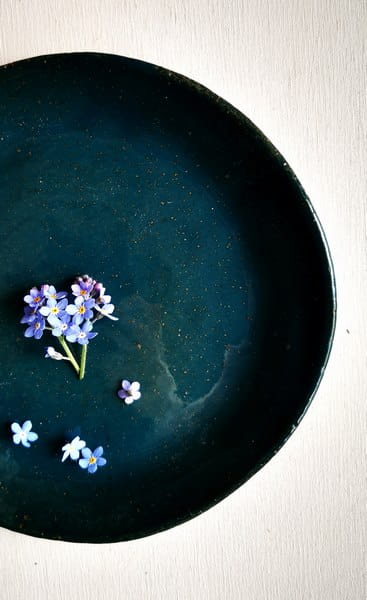 Zbliżenie na szkliwo morskiego talerzyka ceramicznego 16 cm handmade