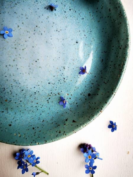 Detal talerzyka ceramicznego 16 cm turkusowego – szkliwo handmade