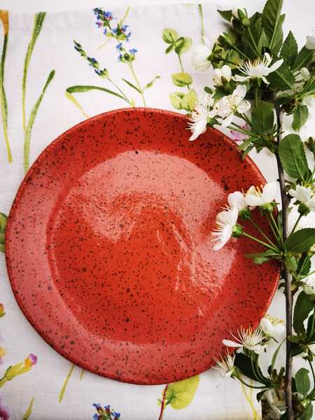 Ceramiczny talerzyk spodek 16 cm w kolorze malinowym handmade, widok pod kątem