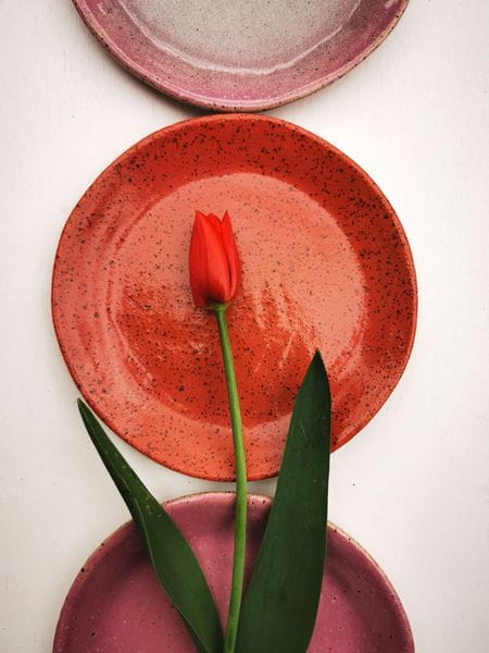 Malinowy talerzyk spodek ceramiczny 16 cm handmade, ujęcie perspektywiczne