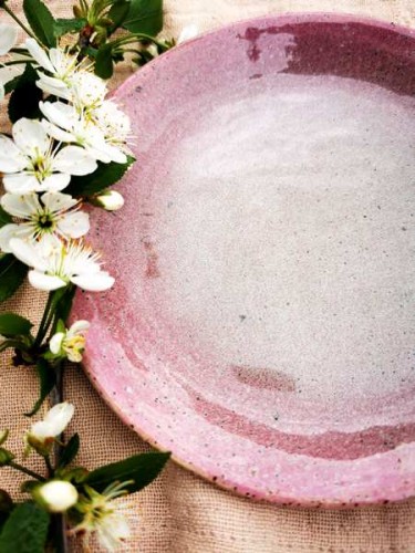 Detal talerzyka ceramicznego 16 cm szaro-różowego – szkliwo handmade