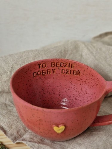 Filiżanka ceramiczna 300 ml malinowa handmade na stole