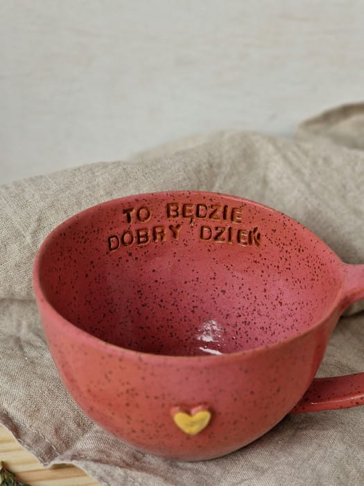 Filiżanka ceramiczna 300 ml malinowa handmade na stole