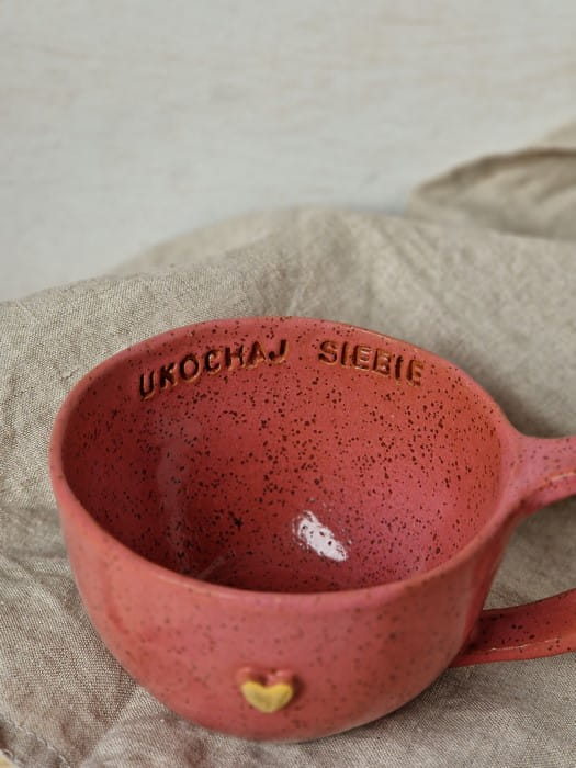 Filiżanka ceramiczna malinowa 300 ml handmade, widok na stole