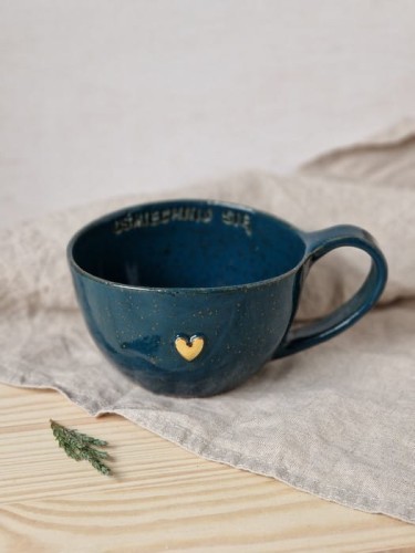 Morska filiżanka ceramiczna 300 ml handmade stojąca na stole