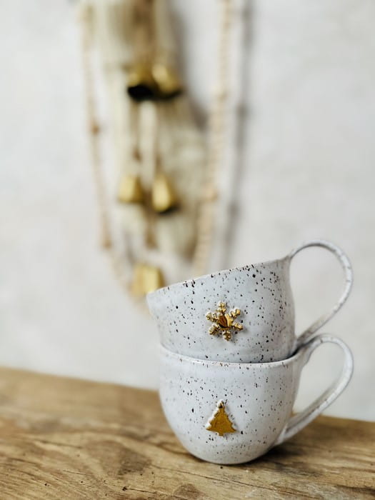 Kubek ceramiczny ze złotą choinką