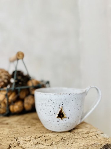 Kubek ceramiczny ze złotą choinką (2).jpg