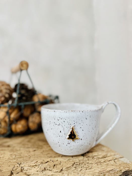 Kubek ceramiczny ze złotą choinką (2).jpg