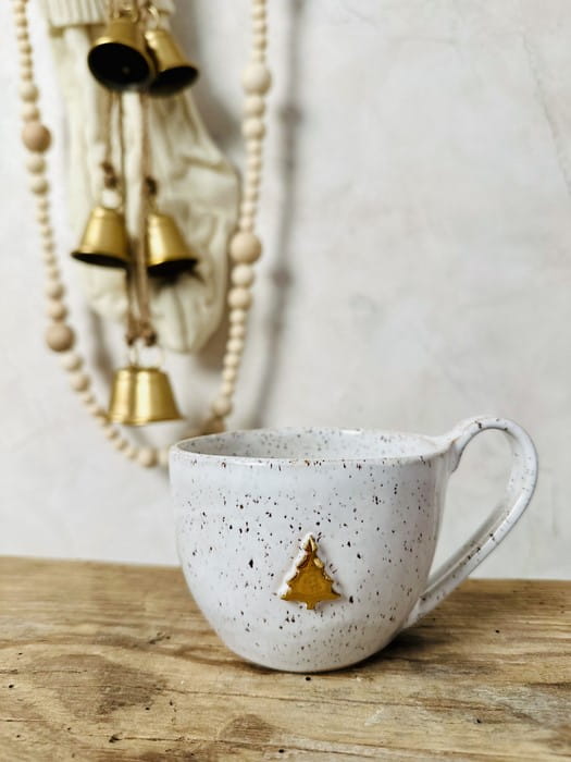 Kubek ceramiczny ze złotą choinką (3).jpg