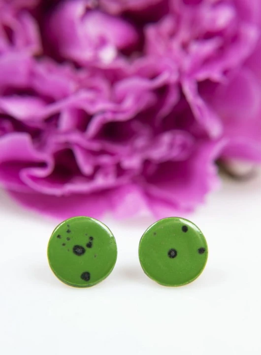 kolczyki ceramiczne zielone w kropki (4).jpg