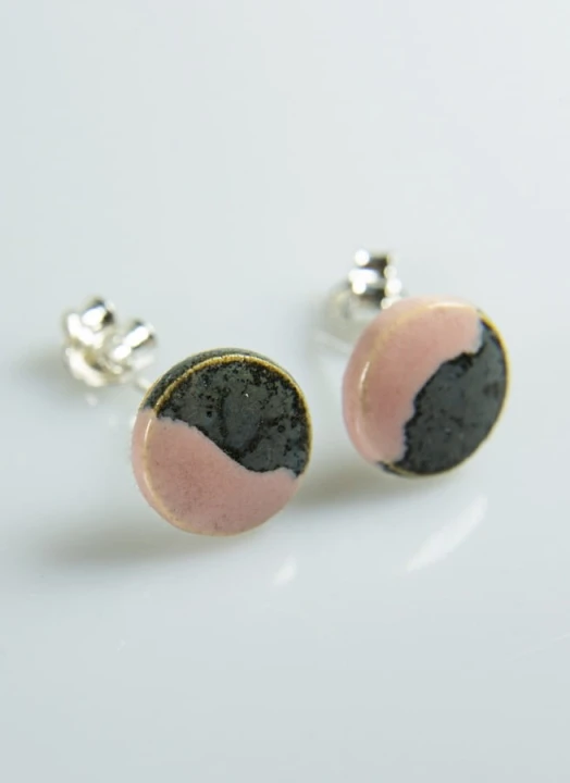kolczyki ceramiczne szaroróżowe (1).jpg