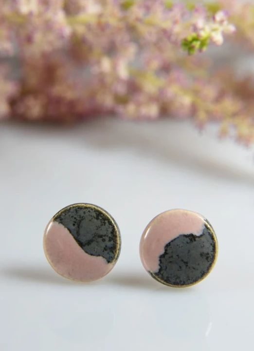kolczyki ceramiczne szaroróżowe (3).jpg
