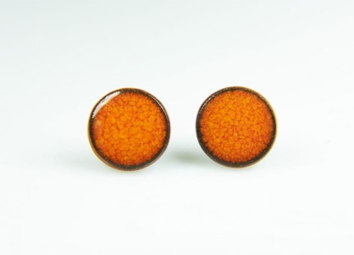 kolczyki ceramiczne pomarańczowe na brązowej glinie (2).jpg