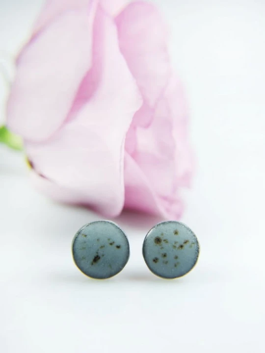 kolczyki ceramiczne matowe niebieskie nakrapiane (1).jpg