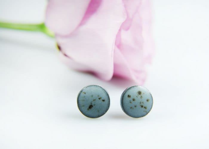 kolczyki ceramiczne matowe niebieskie nakrapiane (7).jpg