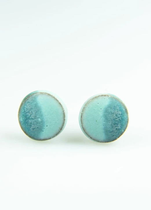 lolczyki ceramiczne matowe błękito-niebieskie na brązowej glinie (2).jpg