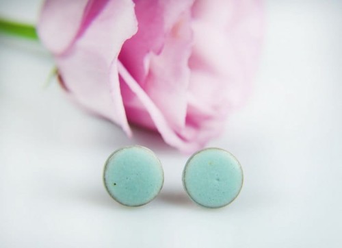 kloczyki ceramiczne matowe błękitne na brązowej glinie (2).jpg