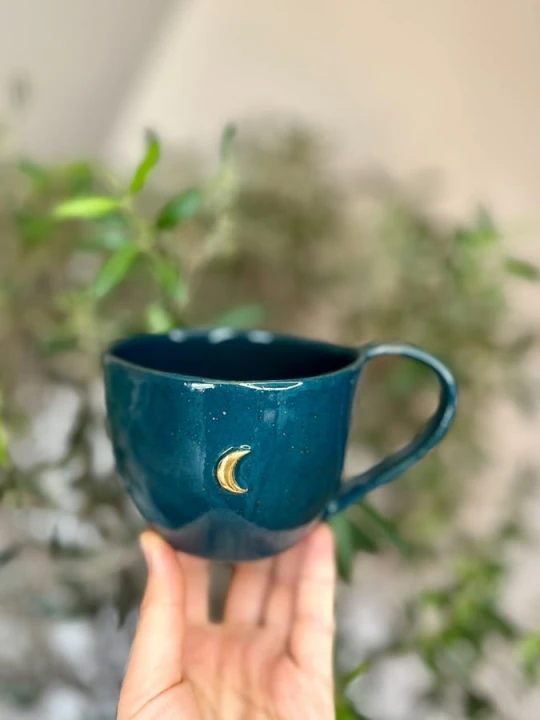 Kubek ceramiczny 400 ml morski handmade, trzymany w dłoni