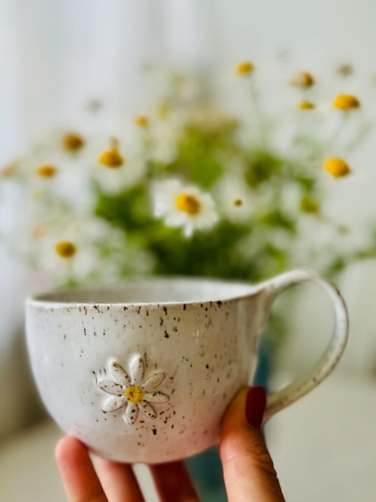 Filiżanka ceramiczna z kwiatem 300 ml stracciatella trzymana w dłoni handmade