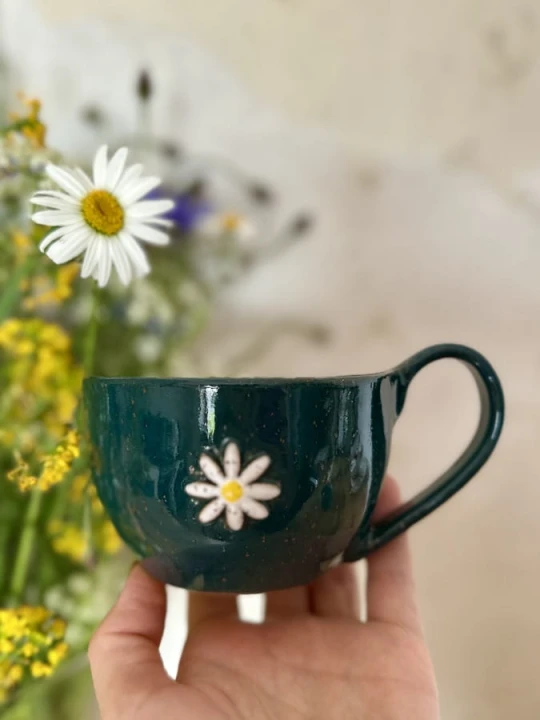 Filiżanka ceramiczna z kwiatem 300 ml morska trzymana w dłoni handmade
