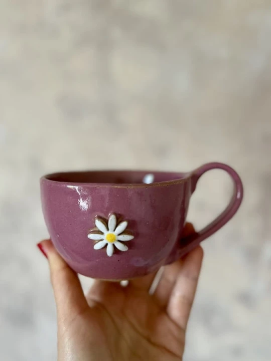 Filiżanka ceramiczna z kwiatem 300 ml różowa trzymana w dłoni handmade