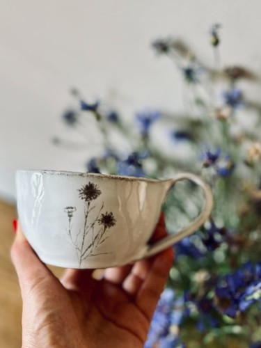 filiżanka ceramiczna z kwiatem (1).jpg