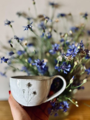 filiżanka ceramiczna z kwiatem (2).jpg