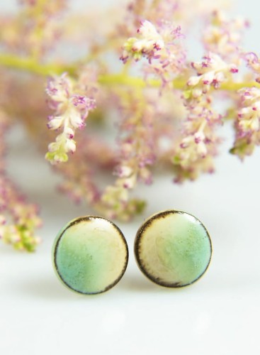 wkrętki ceramiczne beżowo-błękitne na brązowej glinie (1).jpg